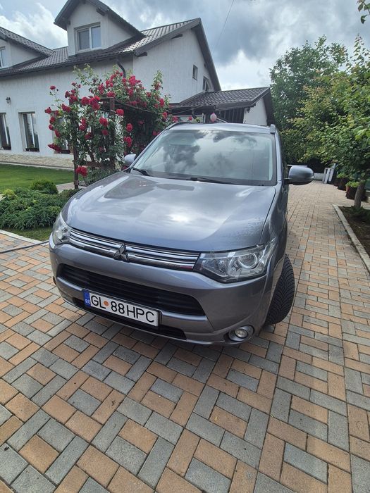 PROPRIETAR  Vând Mitsubishi Outlander.