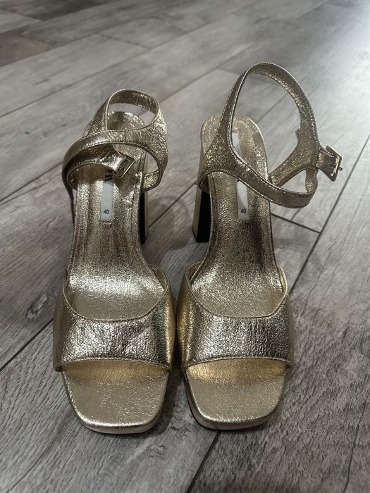 Златни обувки с дебел ток