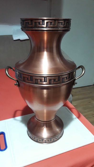медна ваза с орнаменти