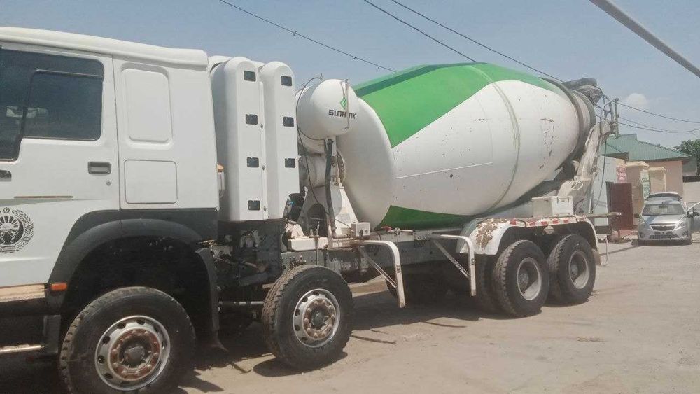 Автомиксер  HOWO