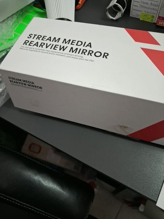 видеорегистратор (dashcam), който се монтира върху или замества оригиналното огледало за задно виждане в автомобила.