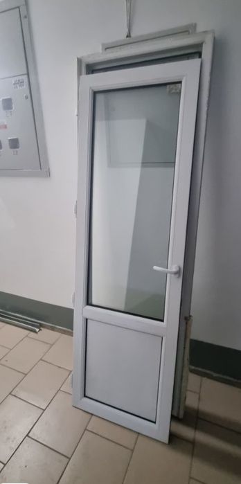 продам пластиковую дверь