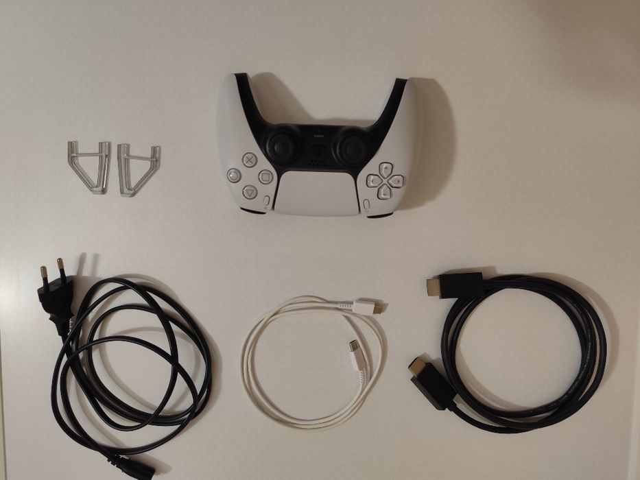 Vând consolă Sony PlayStation 5 Slim (PS5) 1TB, D-Chassis, White, în stare excelentă de funcționare și aspect, folosită cu grijă.