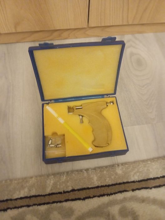 Продается аппарат для прокалывание ушей новый