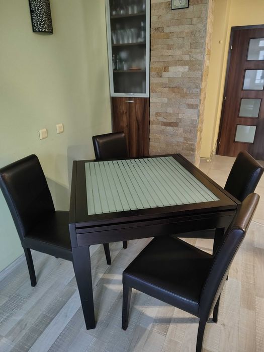 Трапезна маса с четири стола