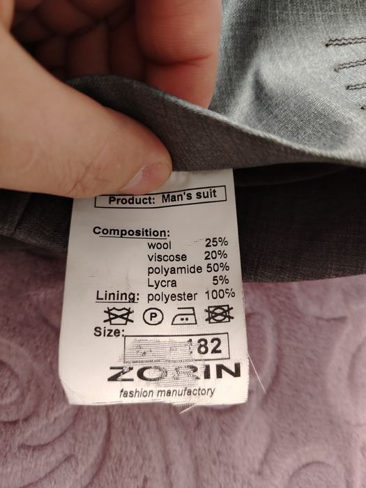 Продам костюмы новые