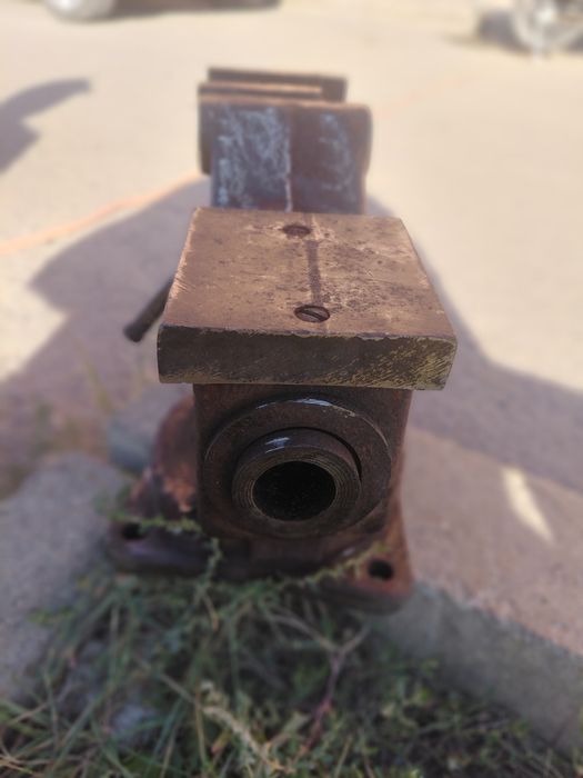 Продам тиски и наковальня