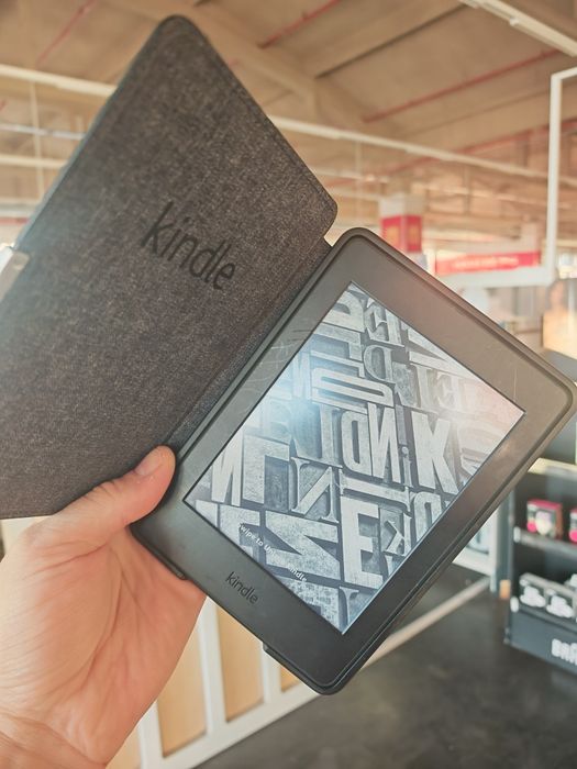 Ebook reader Kindle Paperwhite iluminat, gen. 7, cu husă originală și 700 cărți în română