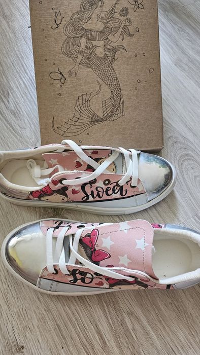 Кецове на марката Goby с уникален принт