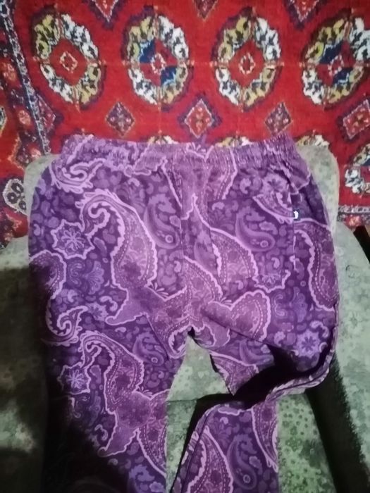 Прикольные штаны-брюки на резинке.