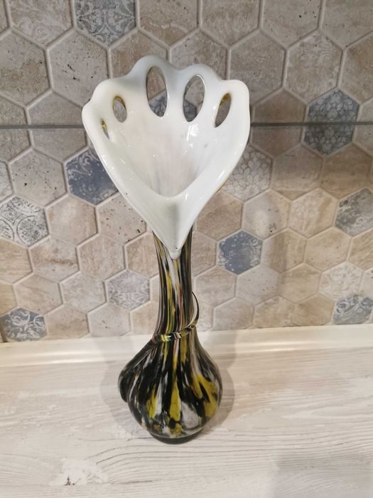 Вази от цветно стъкло