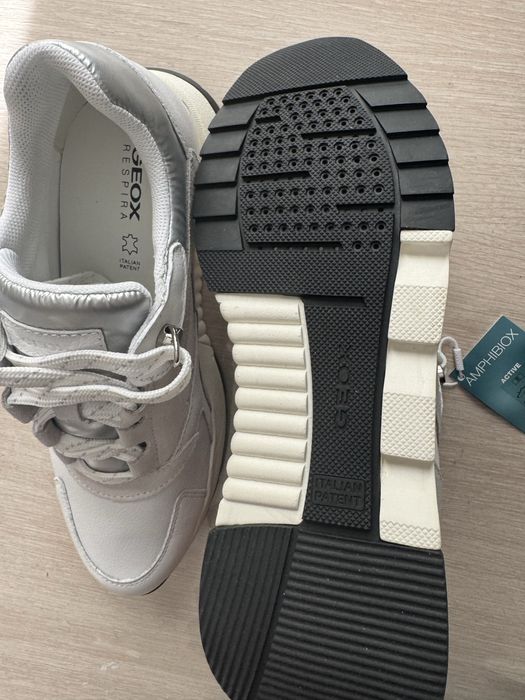 Кроссовки женские