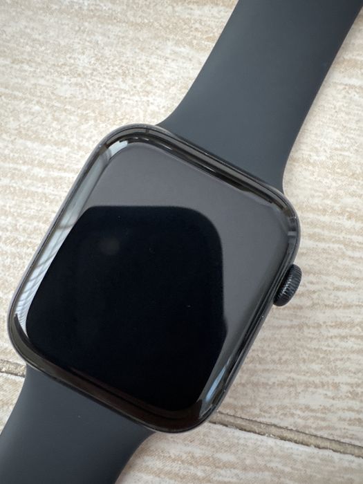 Apple watch SE в отлично състояние.