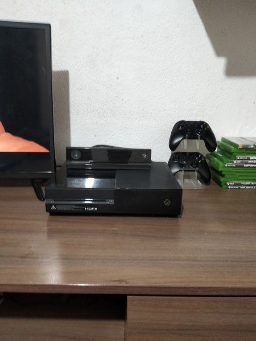 Vând Xbox one cu jocuri