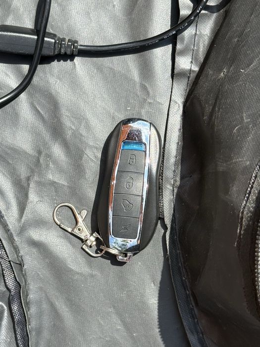 Hoverboard negru cu telecomandă – Distracție garantată la preț mic!