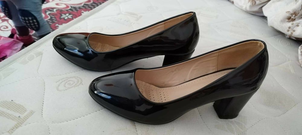 Два броя дамски обувки 39 номер