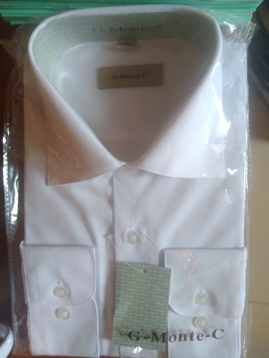 Рубашки мужские разные.