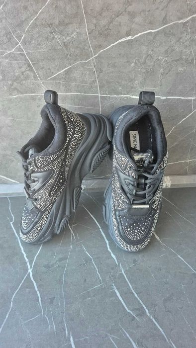 Черни маратонки с камъчета