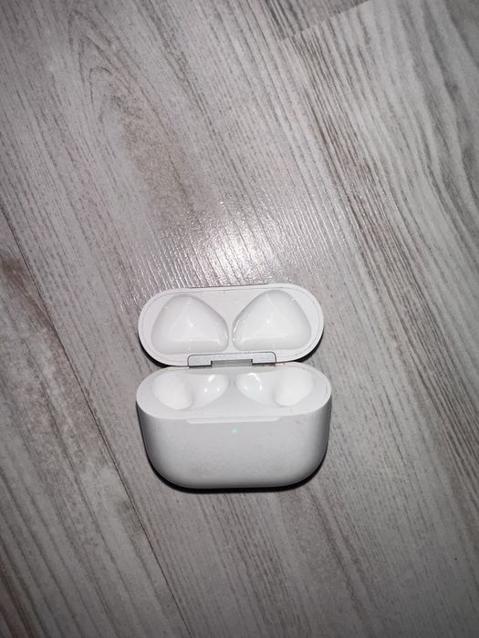 оригинальный кейс от Apple AirPods 4