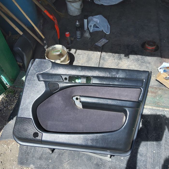 Продам карты дверные,Ауди 100 с 4,,вместе с динамиками!карты б.у