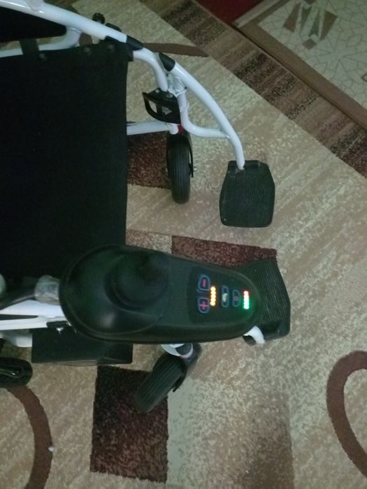 Cărucior/scaun/fotoliu electric pliabil