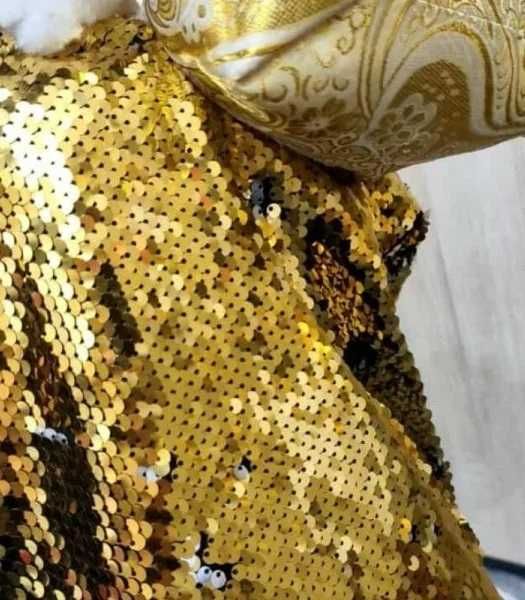 Елегантен златист Дядо Коледа с дълго пухкаво палто и жезъл