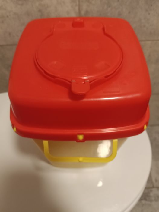 20 recipiente la 5 litri pentru Deșeuri medicale tăioase intepătoare.