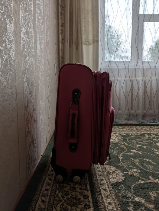 Чемодан розовый ручная кладь
