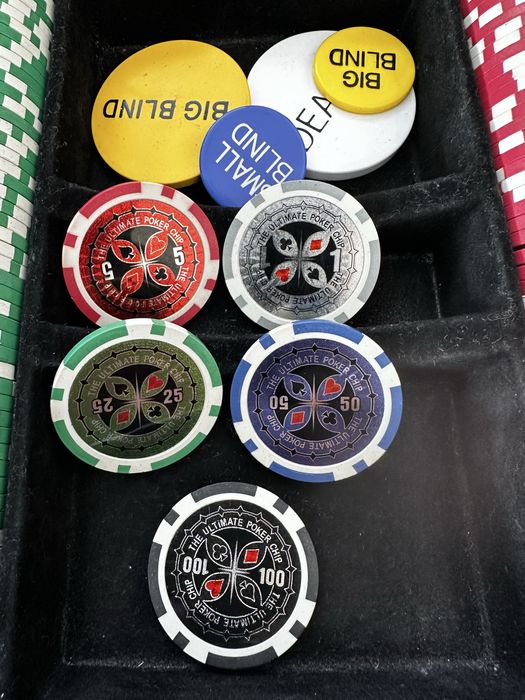 Vand valiza cu jetoane de poker profesionale.