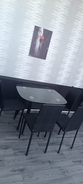 Продам стол стеклянный и 4 стула