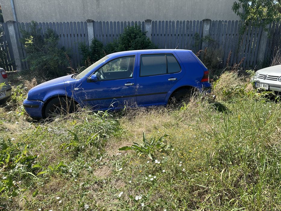 Vand 3 auto an 2004 , km 180000 , pret pentru toate 3000€ . Se pot lua pe platforma Fara Baterie