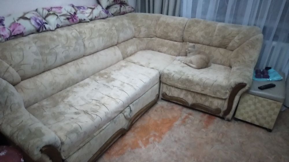 Отдам диван и кресло состояние среднее