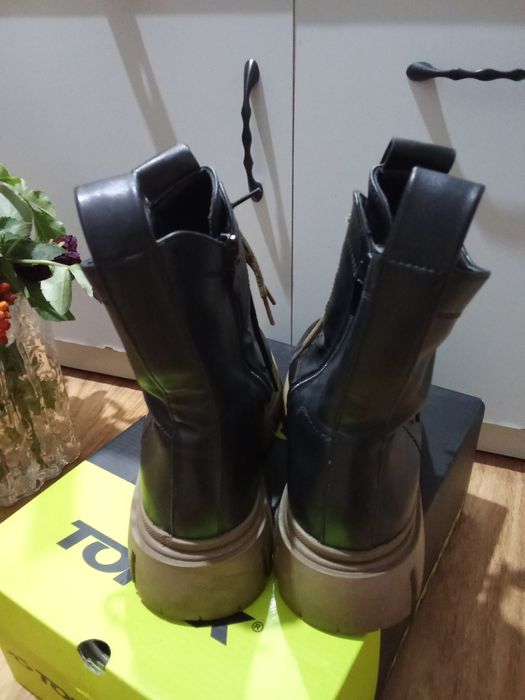 Продам ботинки женские.