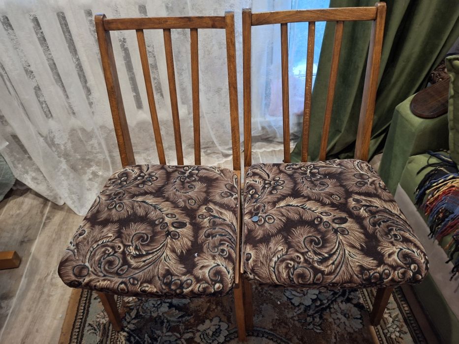 Продам стол дубовый и 4 стула