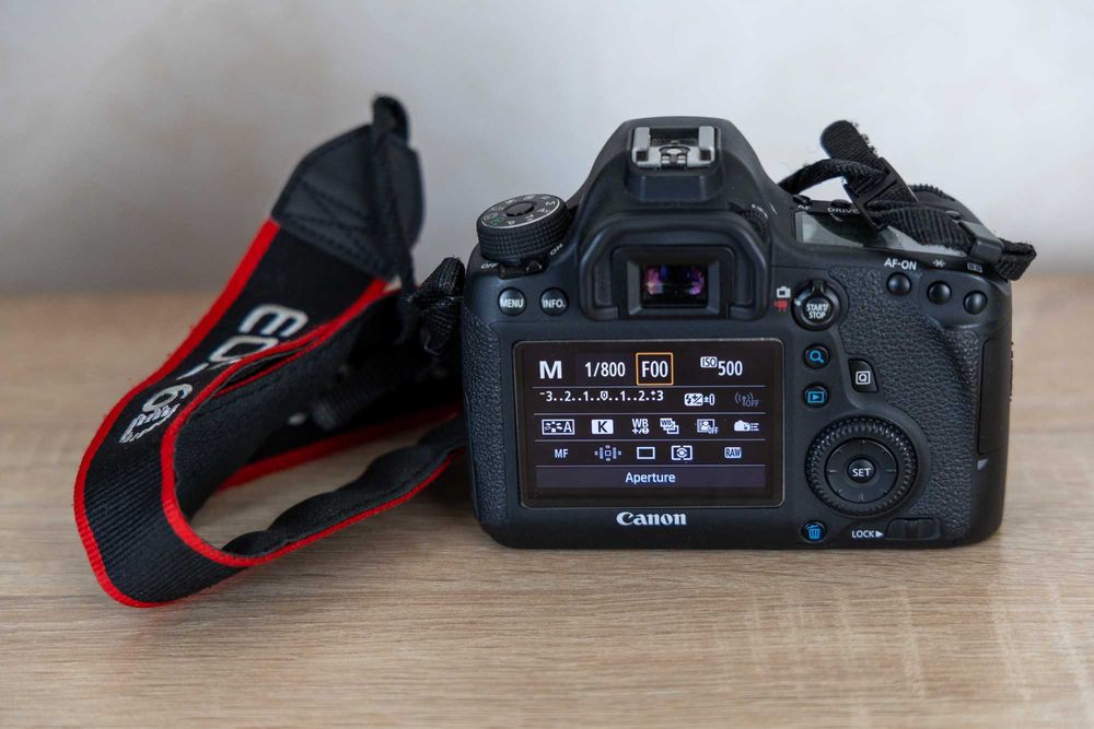 Продавам фотоапарат Canon EOS 6D