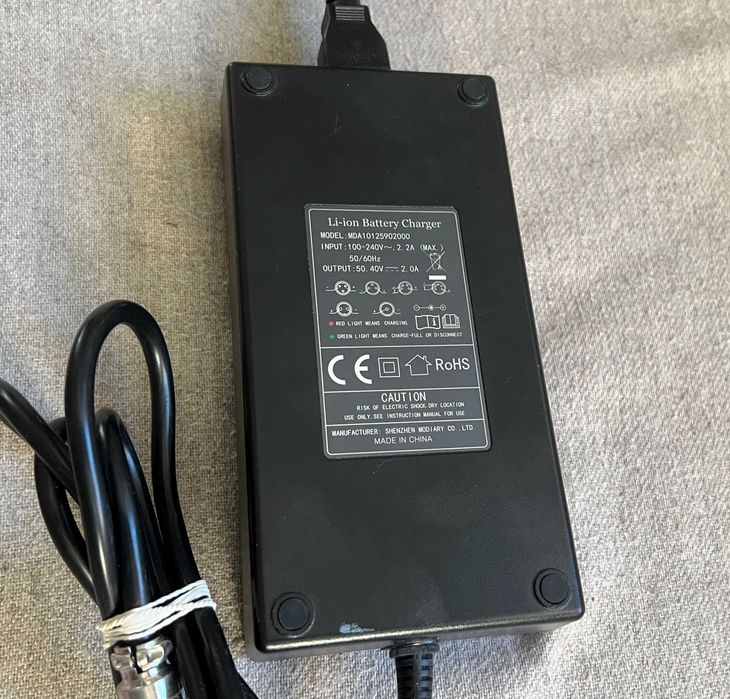 Incarcator baterie Li-ion de 54,6V 2A pentru pachetul de baterii 13S