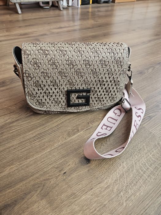 Дамска чанта Guess