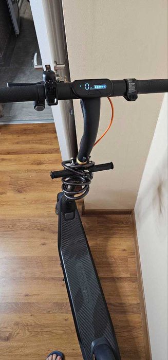 Продавам електрическа тротинетка Ninebot by Segway E2 Pro.