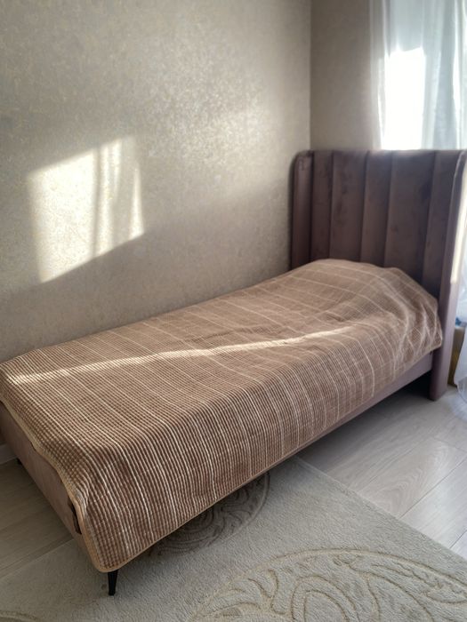 Кровать одноместная с матрасом