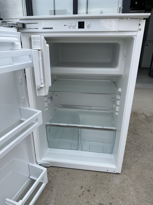 Малък хладилник за вграждане Либхер КАто НОВ