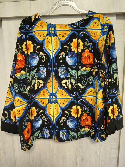 Продаётся женский нарядный костюм