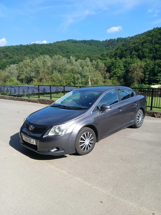 Продавам Toyota Avensis