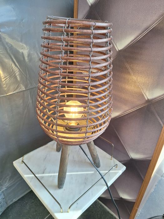 Красива настолна лампа