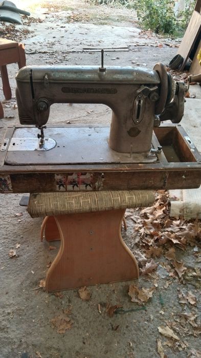 Продам швейные машины старые