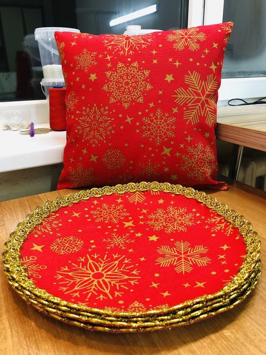 Салфетки, подтарельники продам.