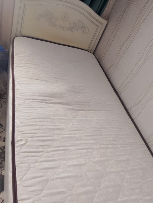 Кровать с матрацом