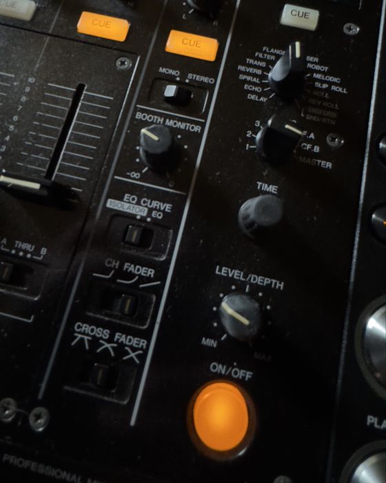 2 x Pioneer CDJ-2000 Nexus + Pioneer DJM-900 Nexus