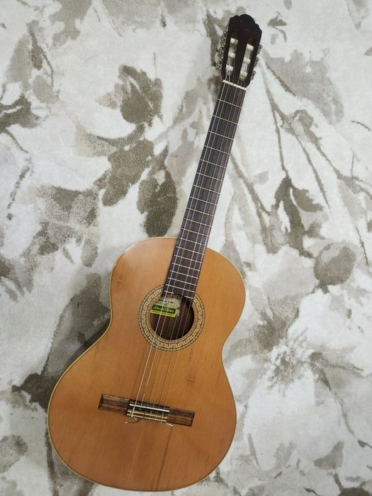 Chitara clasica Alhambra (Guitarras de Artesanía), fabricată în Spania.