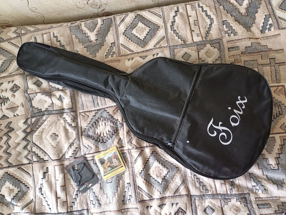 Продам гитару с нейлоновыми струнами