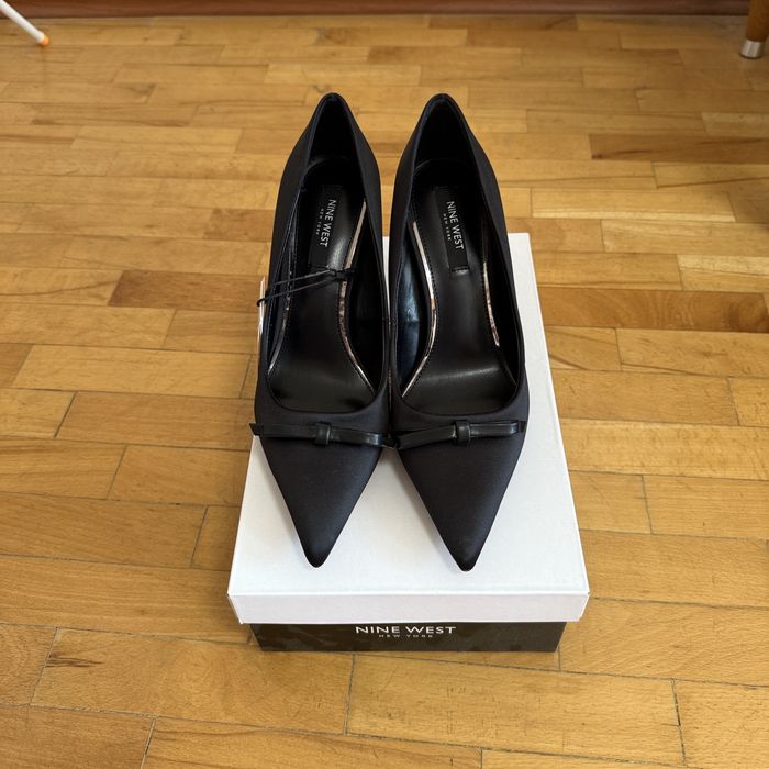 Черни токчета с панделки Nine West